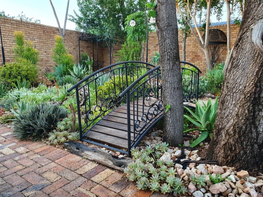 6 Bedroom Property for Sale in Flimieda North West